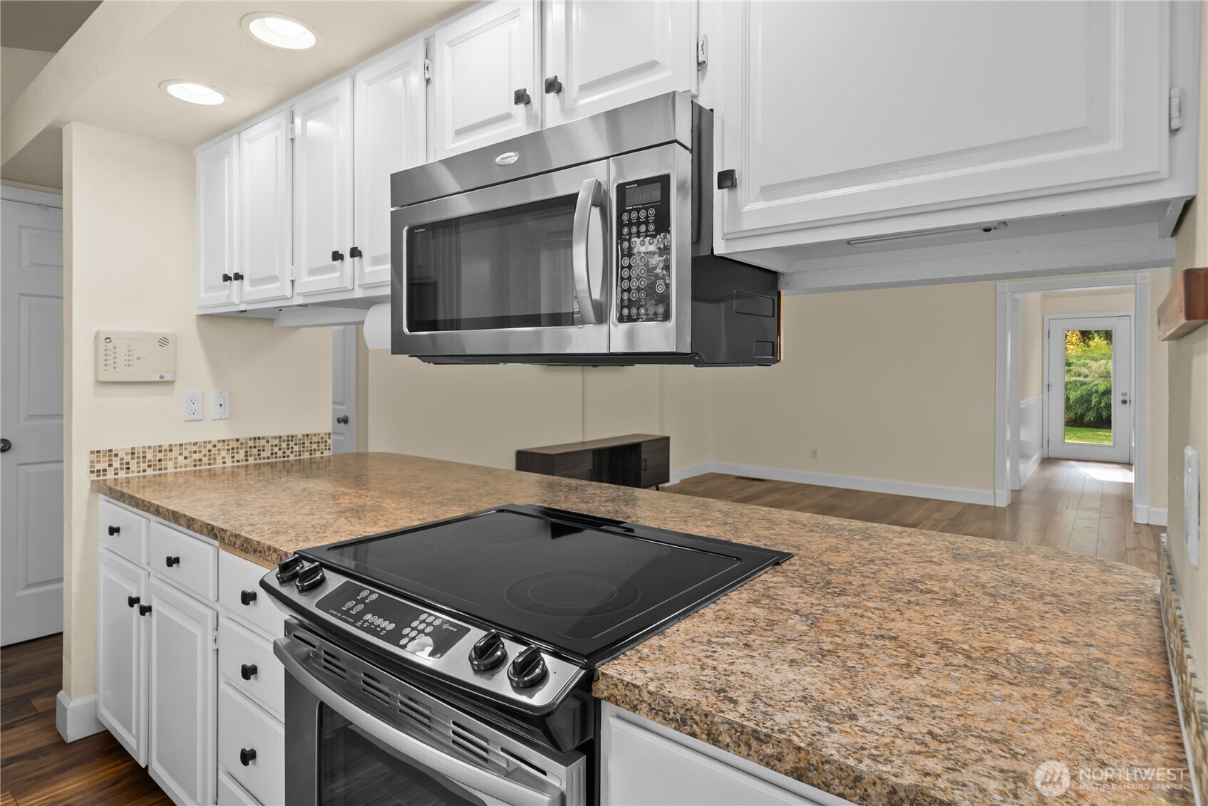 2410 Leah Court Property Photo 6