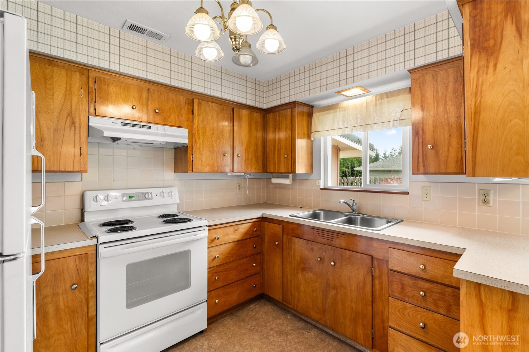 523 Carl Way Property Photo 13