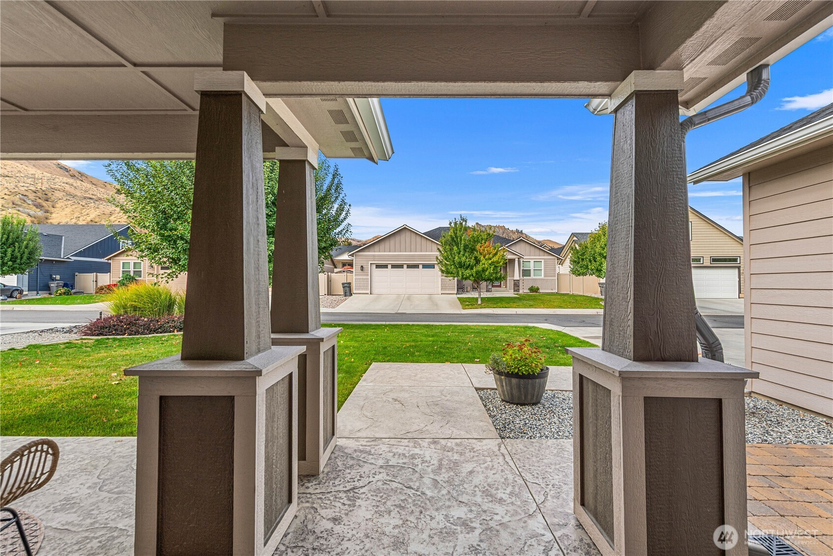 1719 Brambling Brae Property Photo 4