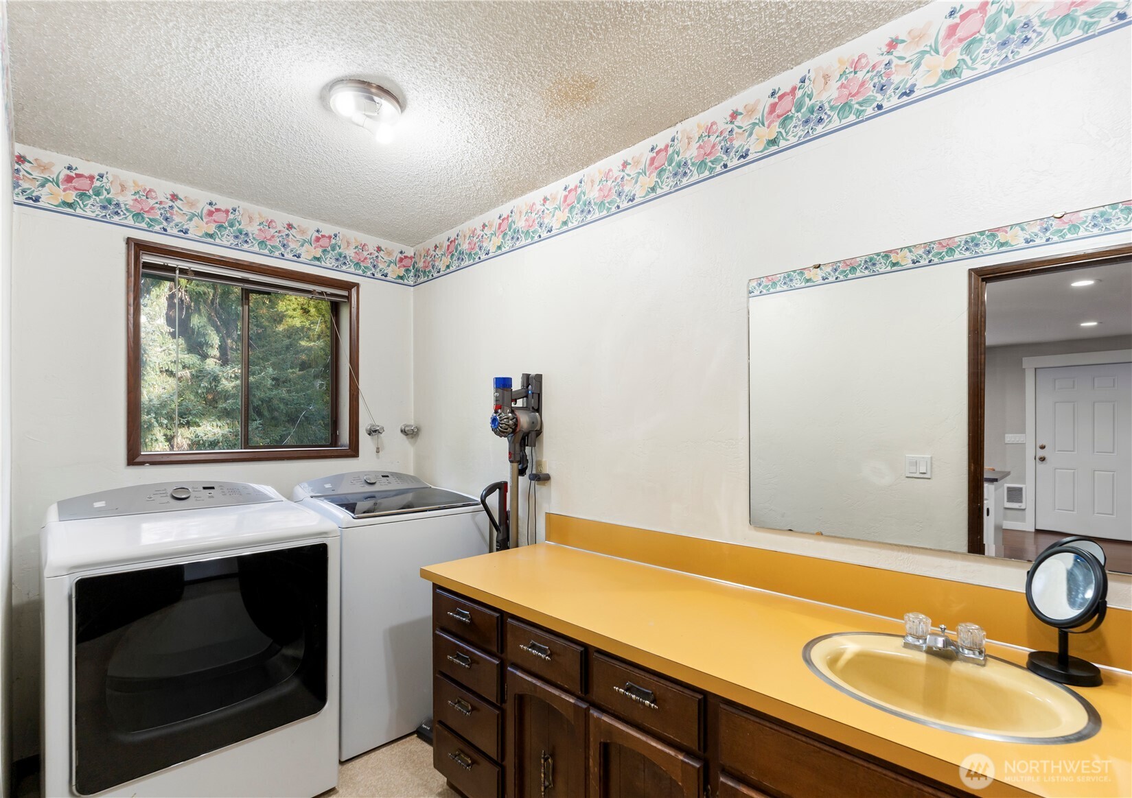 168 Chilvers Road E & F Property Photo 14