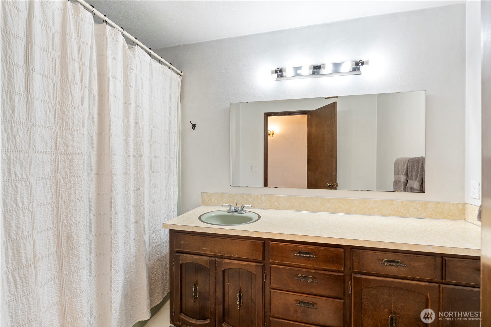 168 Chilvers Road E & F Property Photo 20