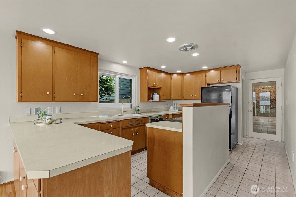 1707 Markham Avenue Property Photo 10