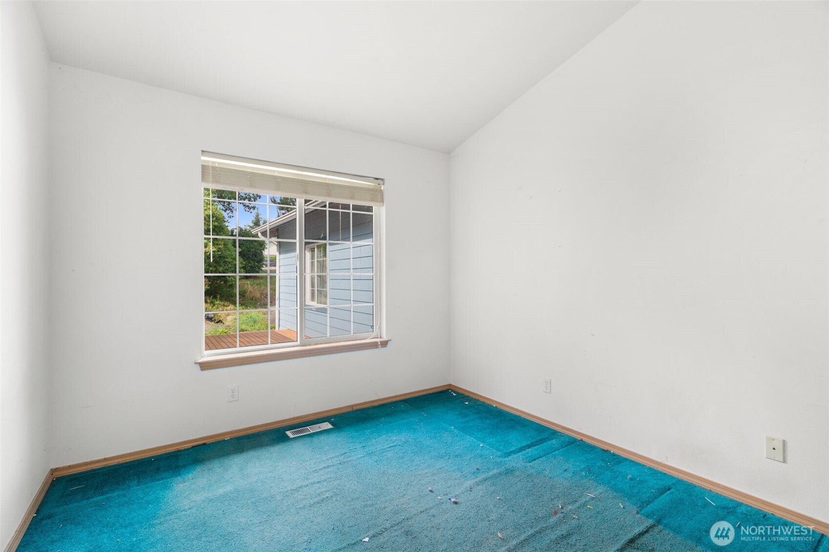 6037 Ne Whale Dancer Court Property Photo 8