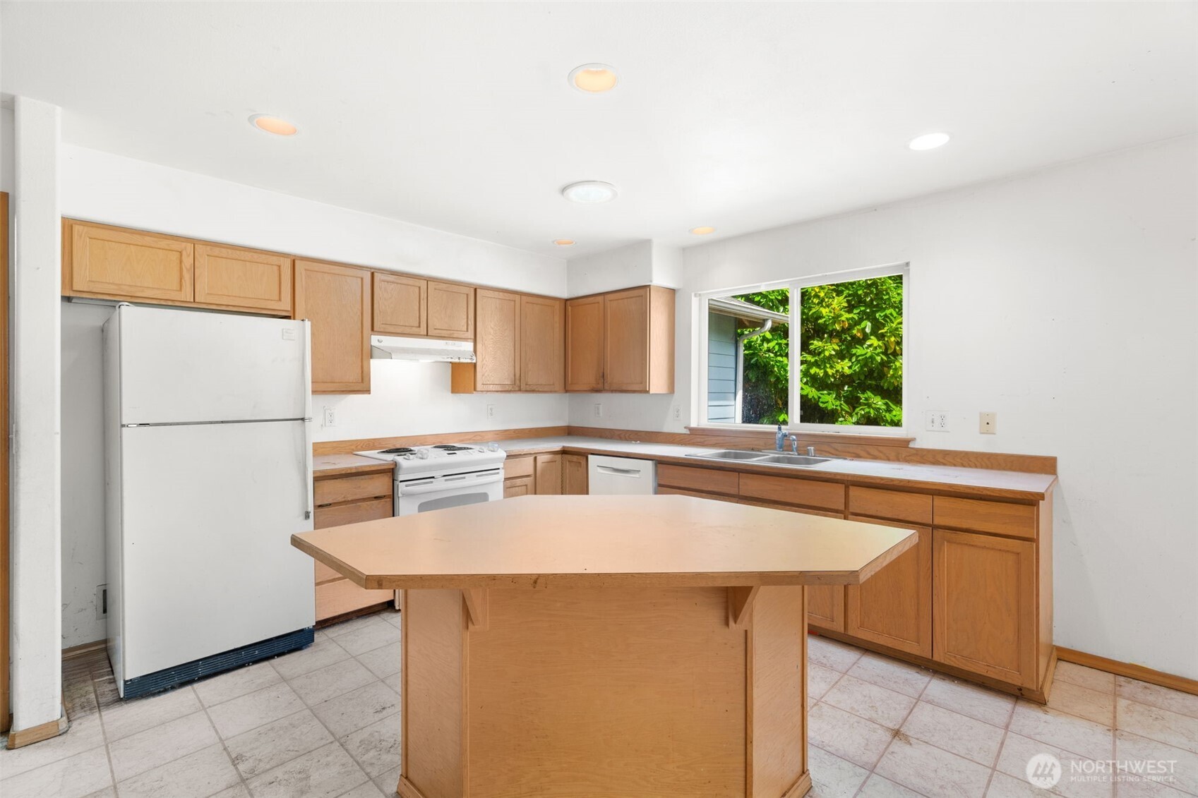 6037 Ne Whale Dancer Court Property Photo 13