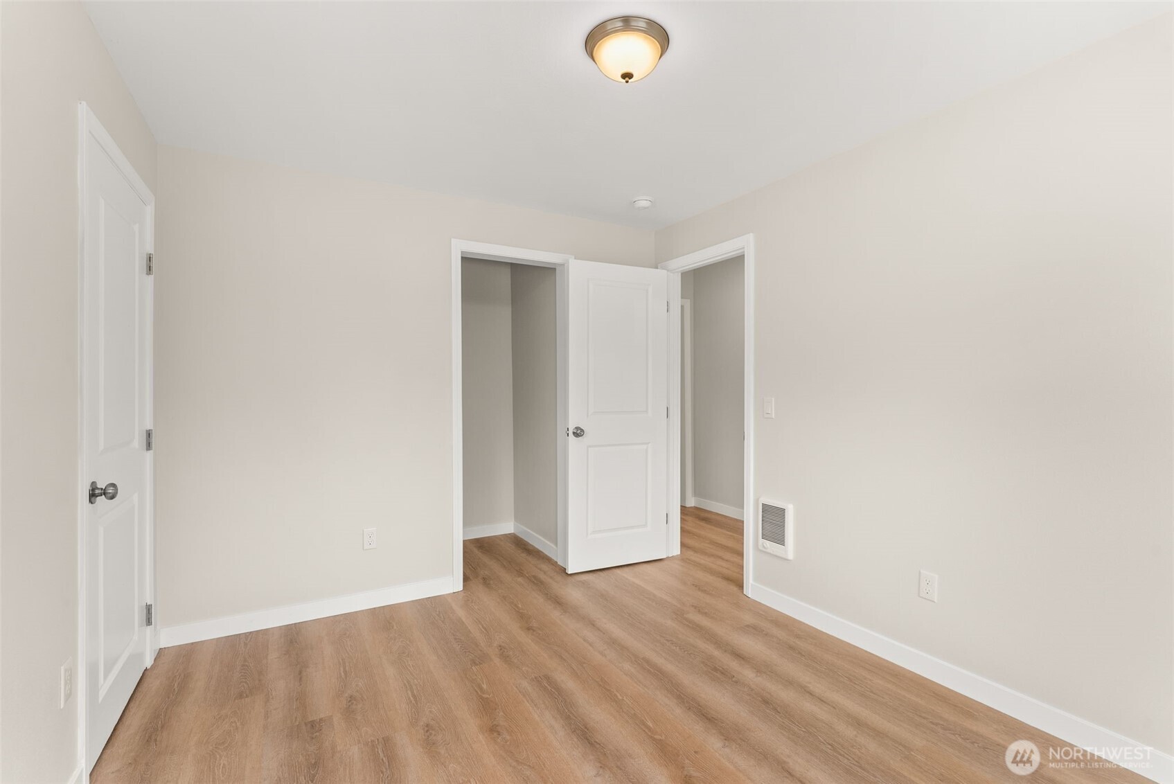 860 Ludington Avenue Property Photo 16
