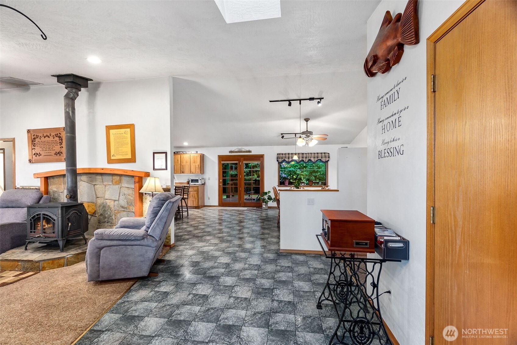 17104 Old Highway 99 Property Photo 9