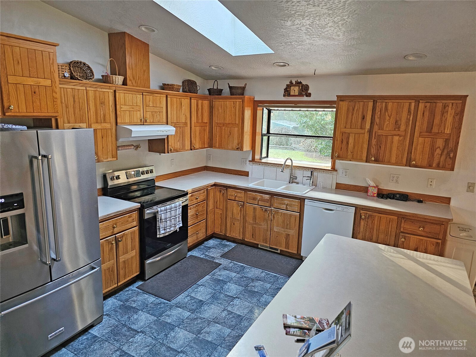 17104 Old Highway 99 Property Photo 13