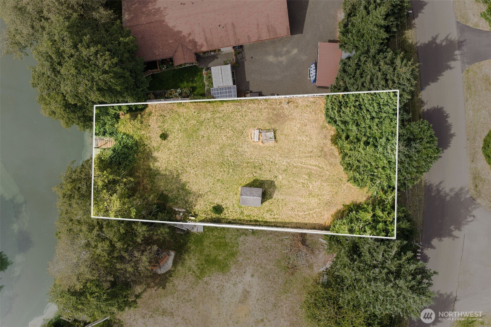 711 Albion Avenue Property Photo 4