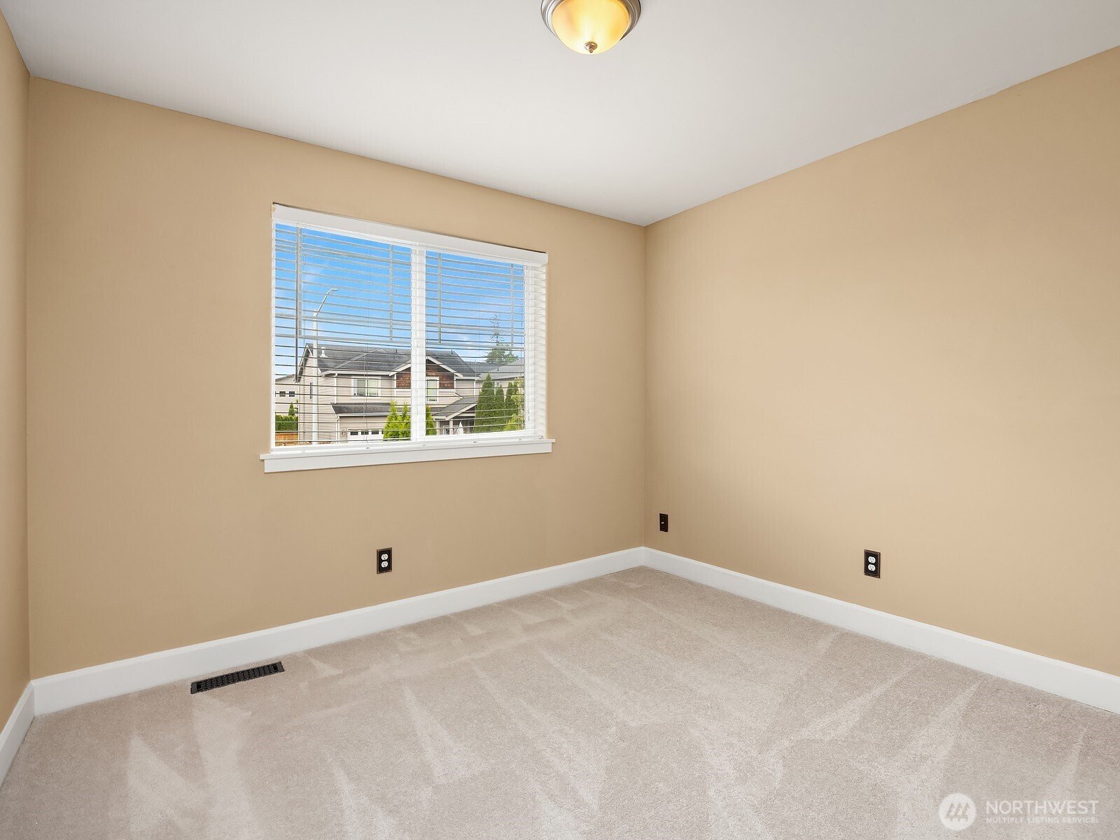 3115 74th Drive Property Photo 9