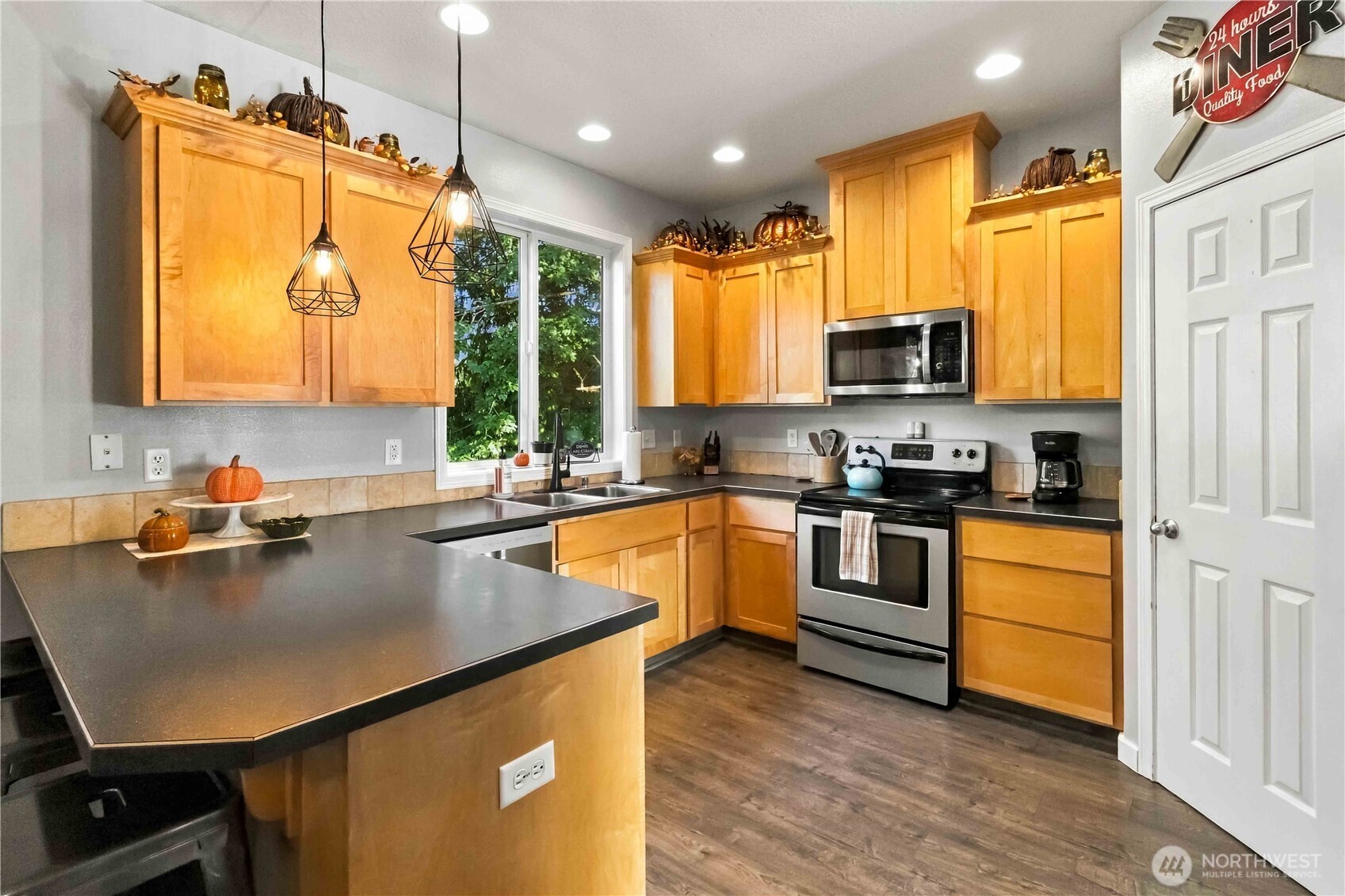 929 Edinburgh Court Property Photo 11