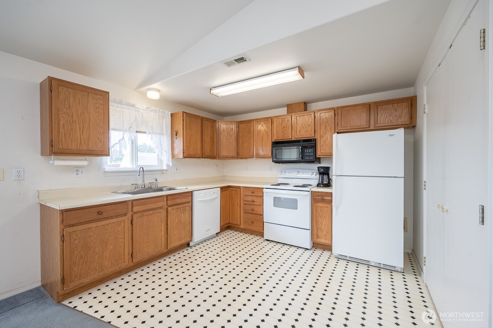 1204 E Hayden Drive Property Photo 6
