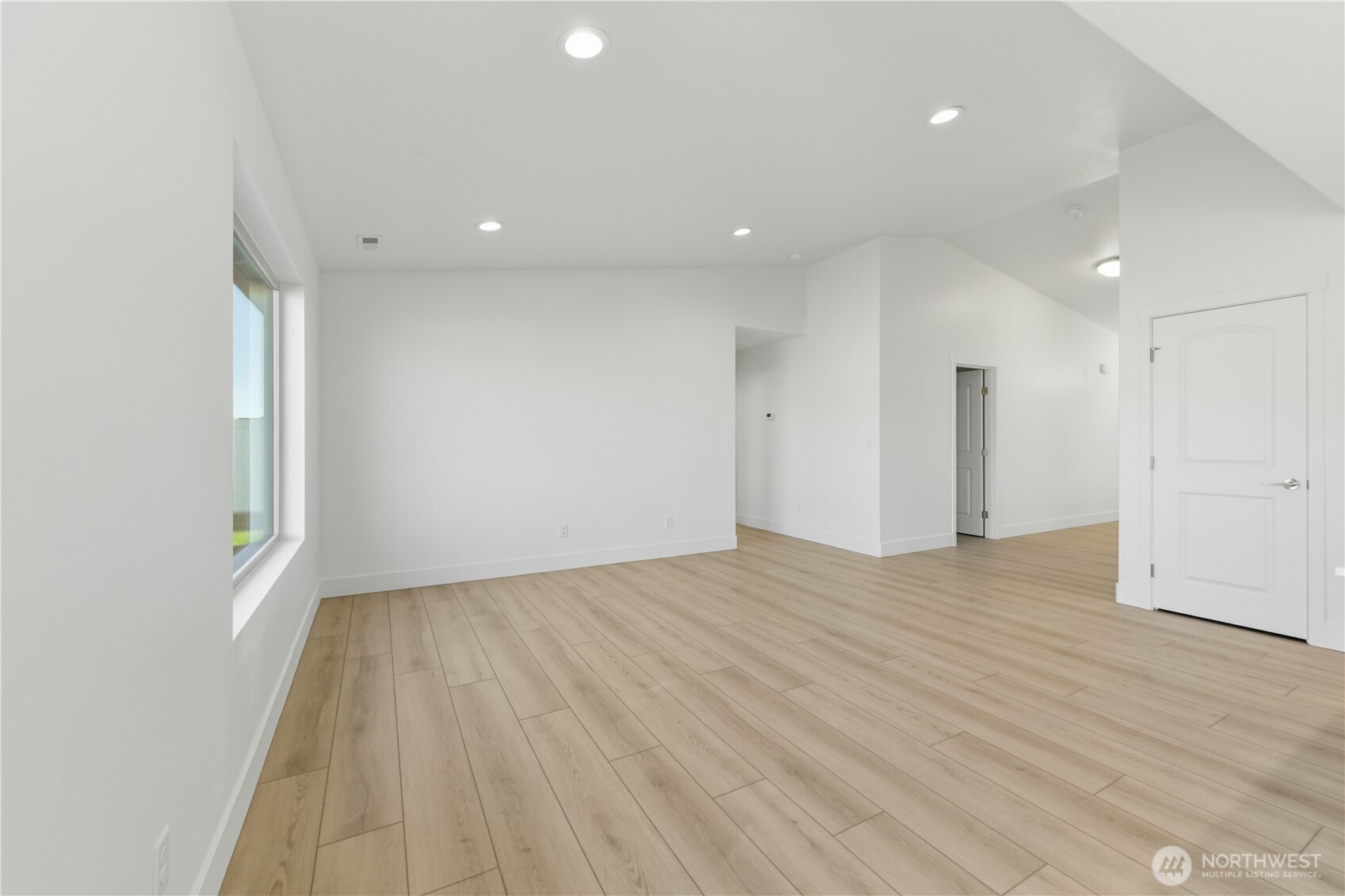321 N Lessor Loop Property Photo 3