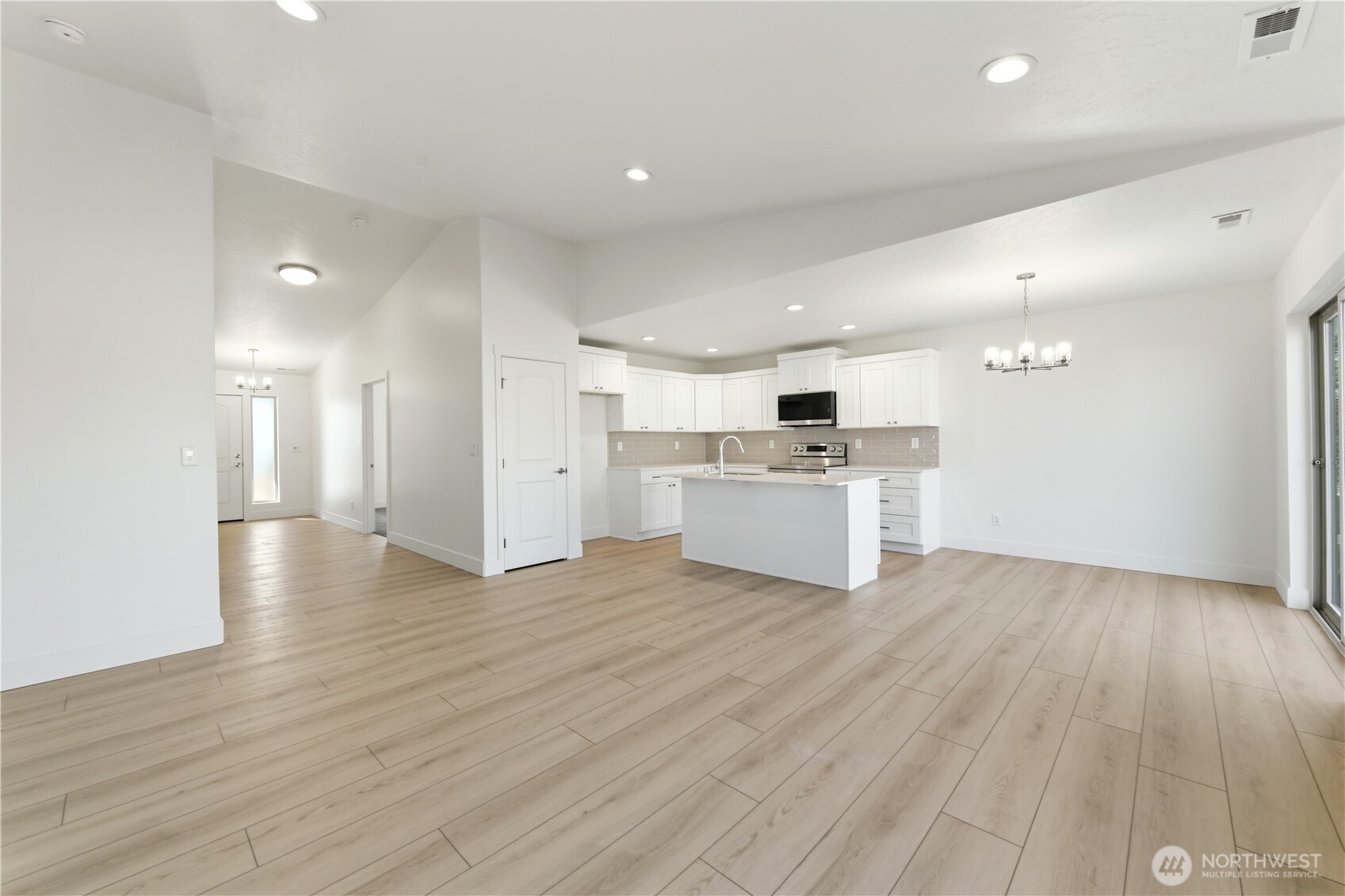 321 N Lessor Loop Property Photo 4