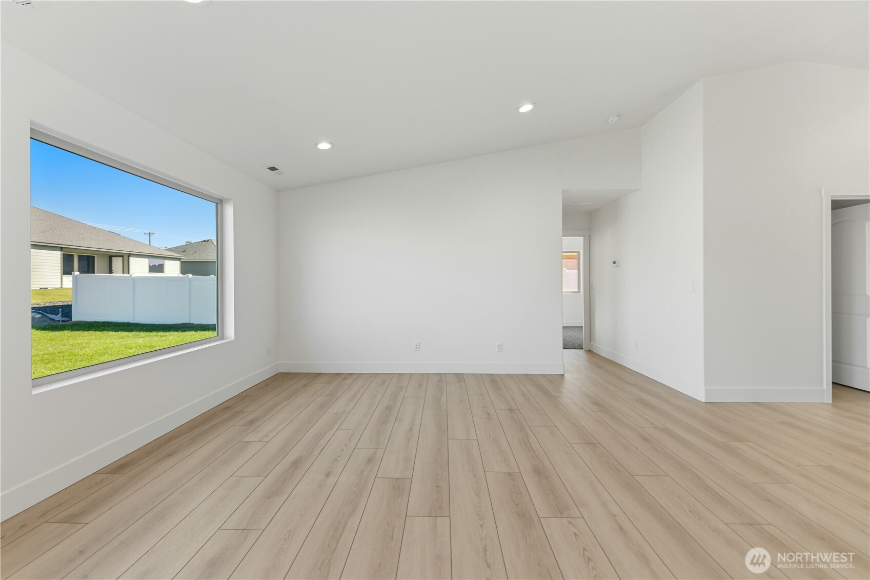 321 N Lessor Loop Property Photo 6