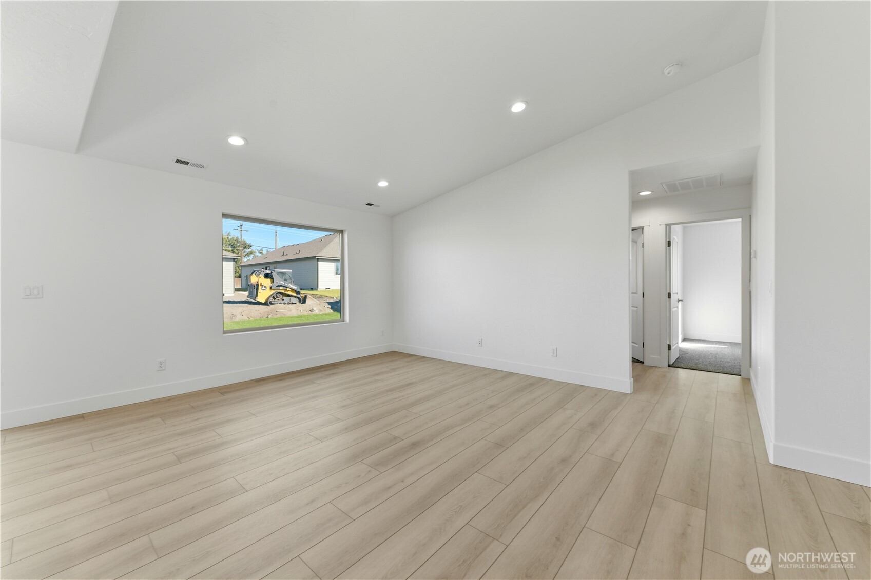 321 N Lessor Loop Property Photo 7