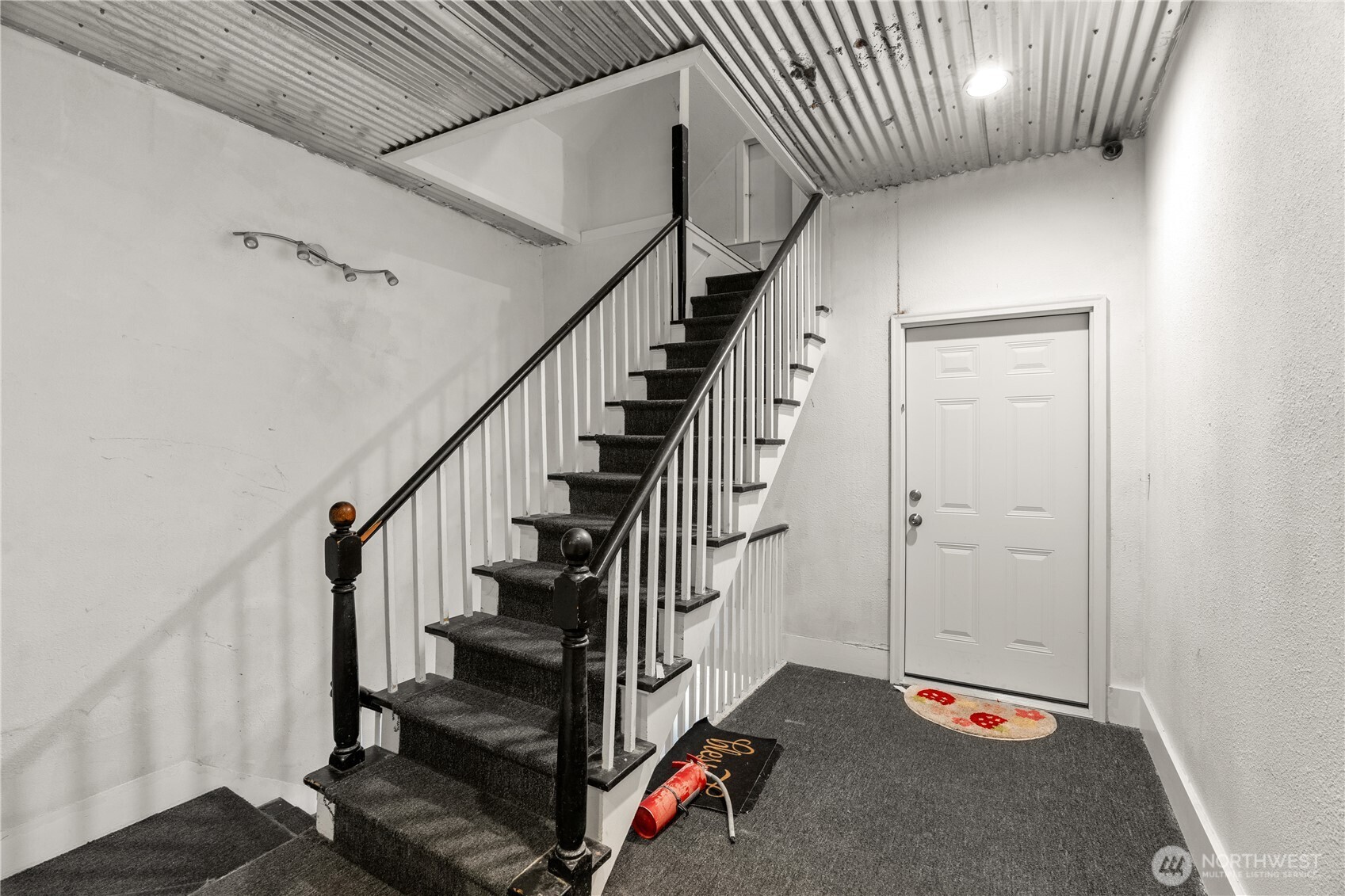 220 W 4th Street Property Photo 5
