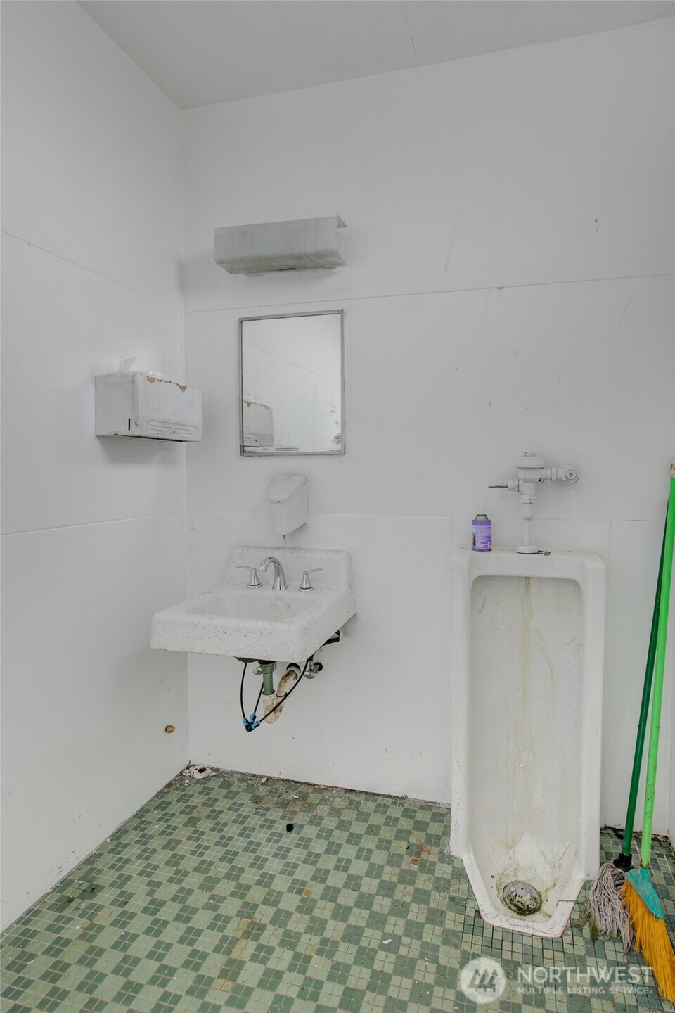 301 Lincoln Street Property Photo 38