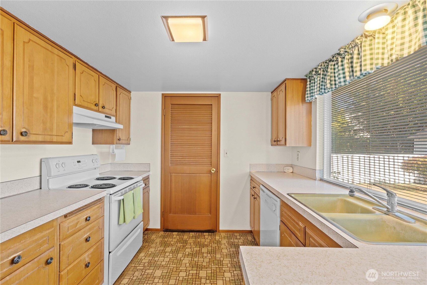 19421 Aurora Drive Property Photo 9