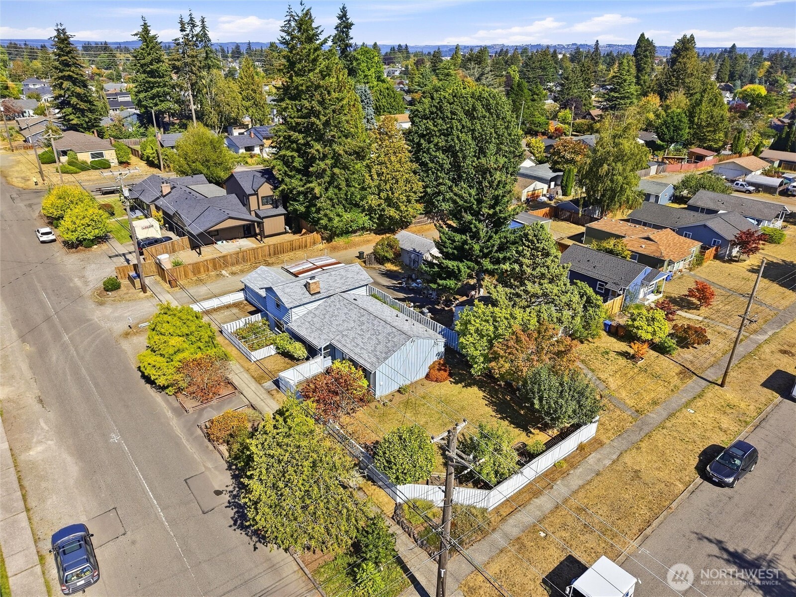1501 N Huson Property Photo 3