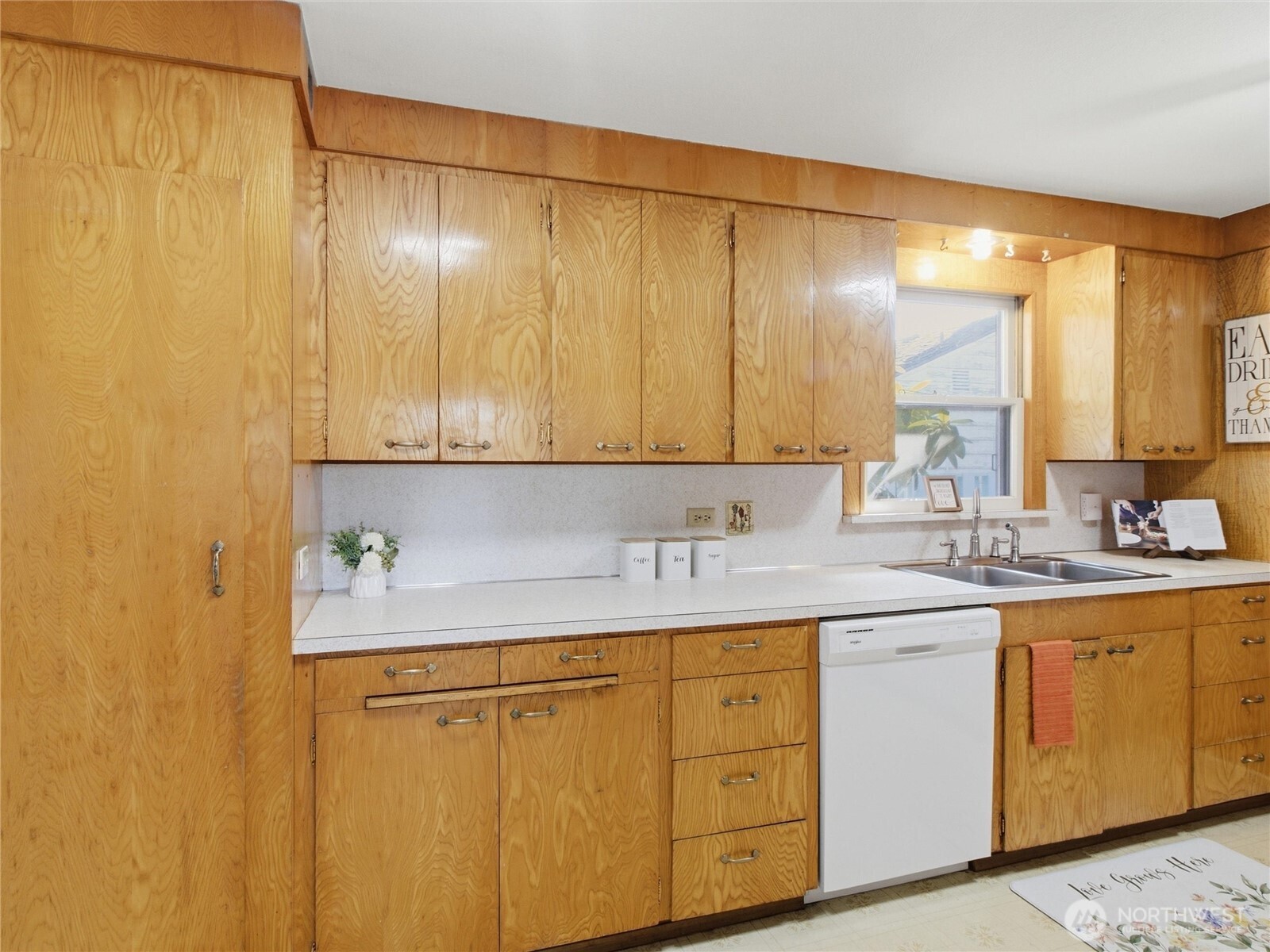 1501 N Huson Property Photo 9