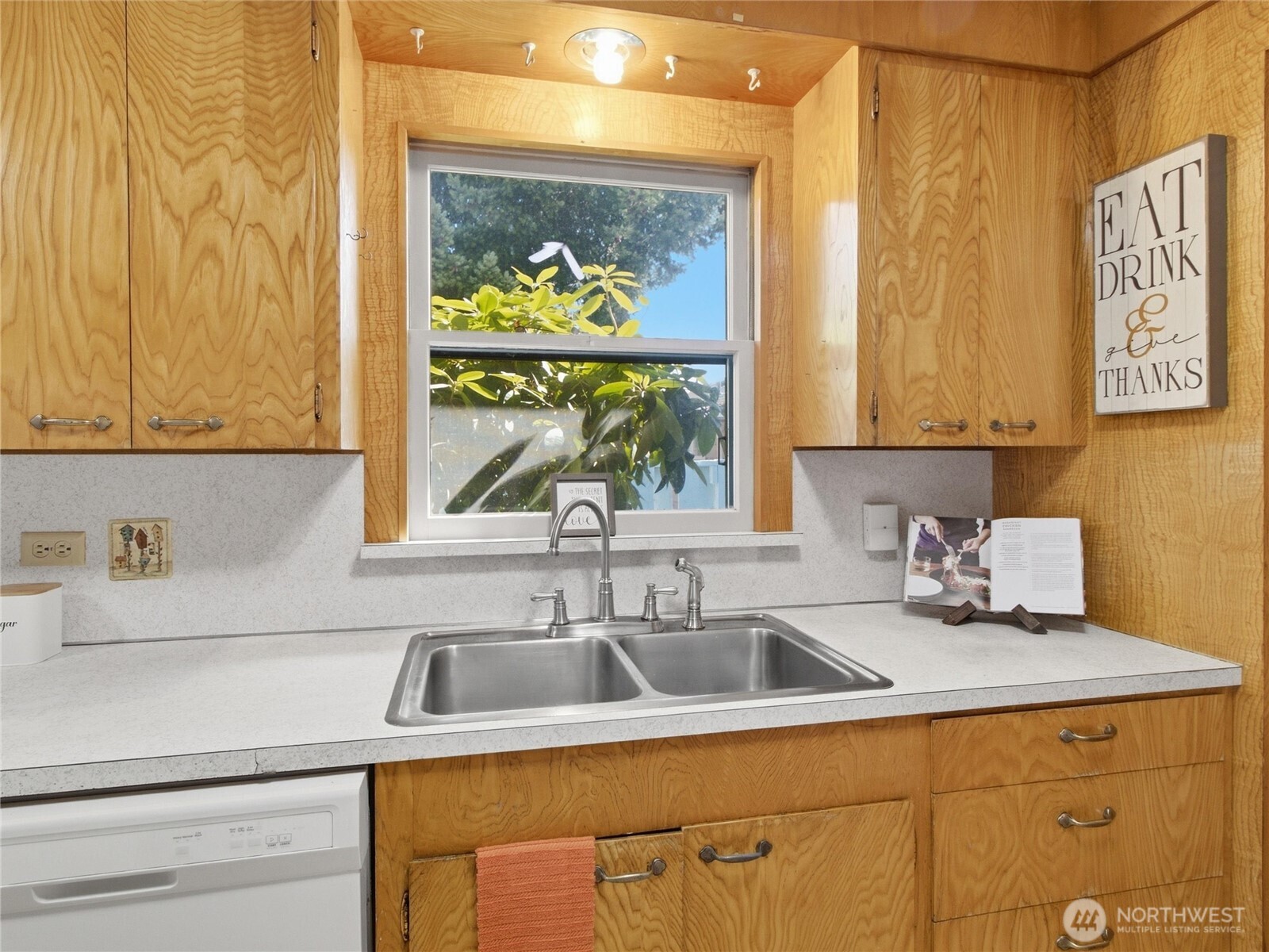 1501 N Huson Property Photo 10