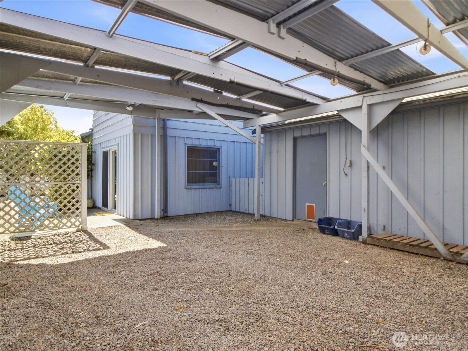 1501 N Huson Property Photo 36