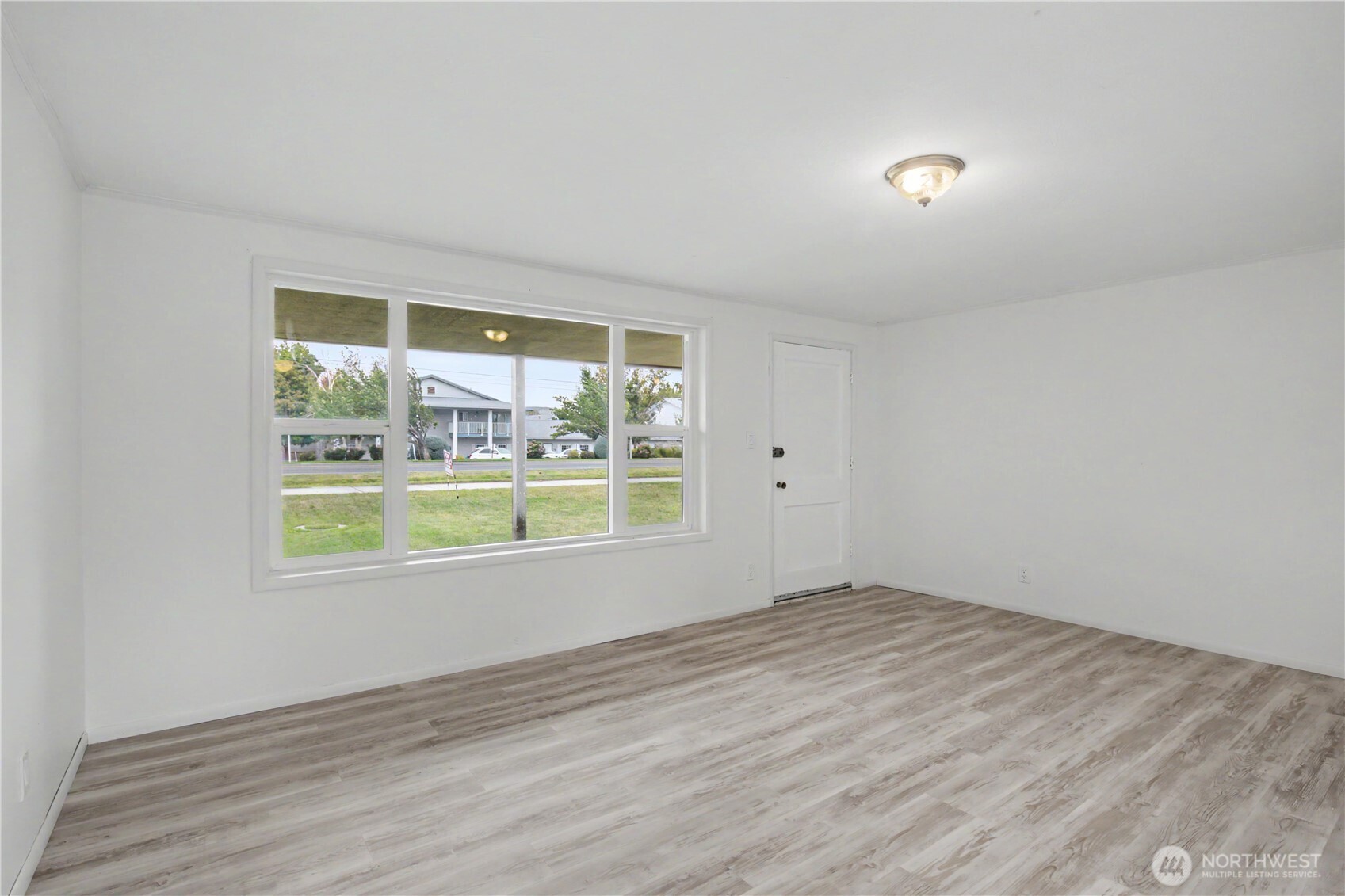 811 E Mountanview Avenue Property Photo 2