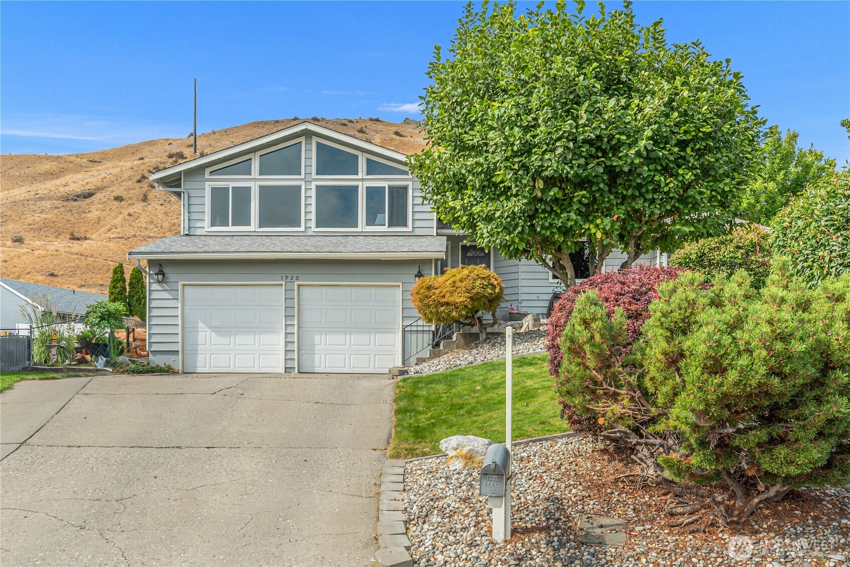 1920 Emerald Place Property Photo 4