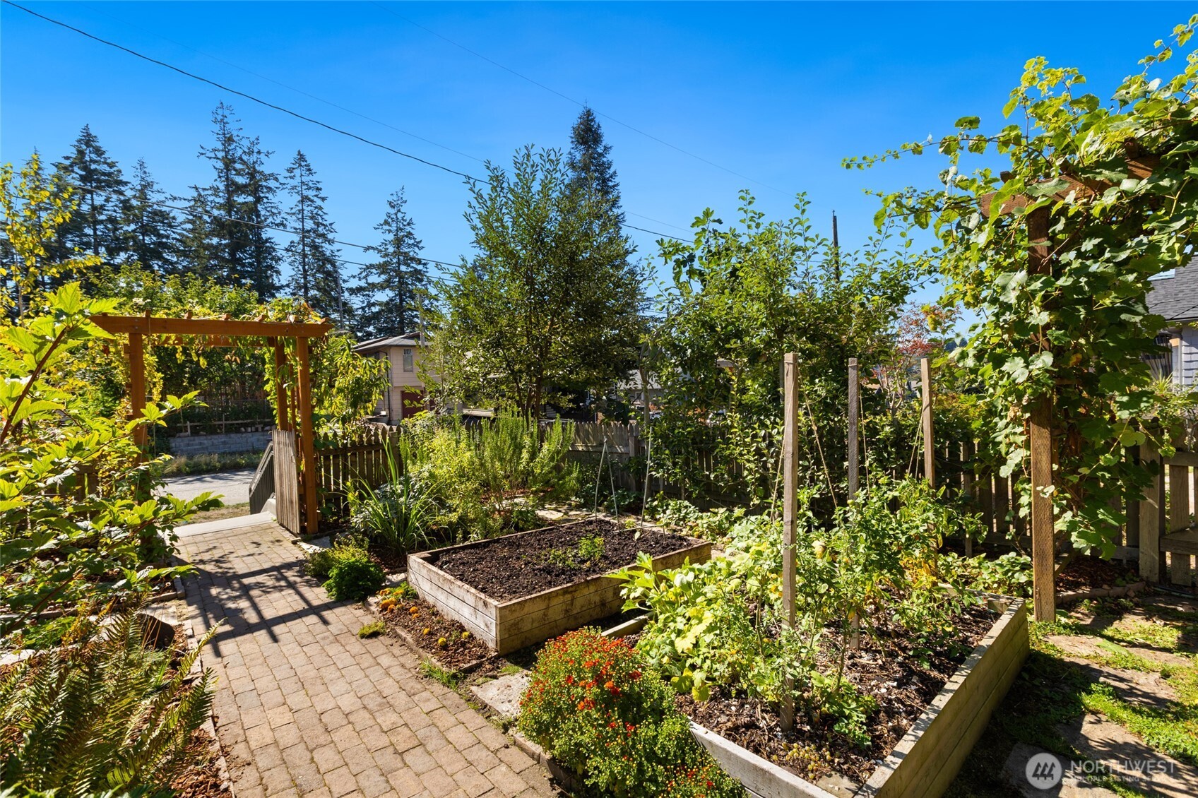 1912 Gregory Way Property Photo 3