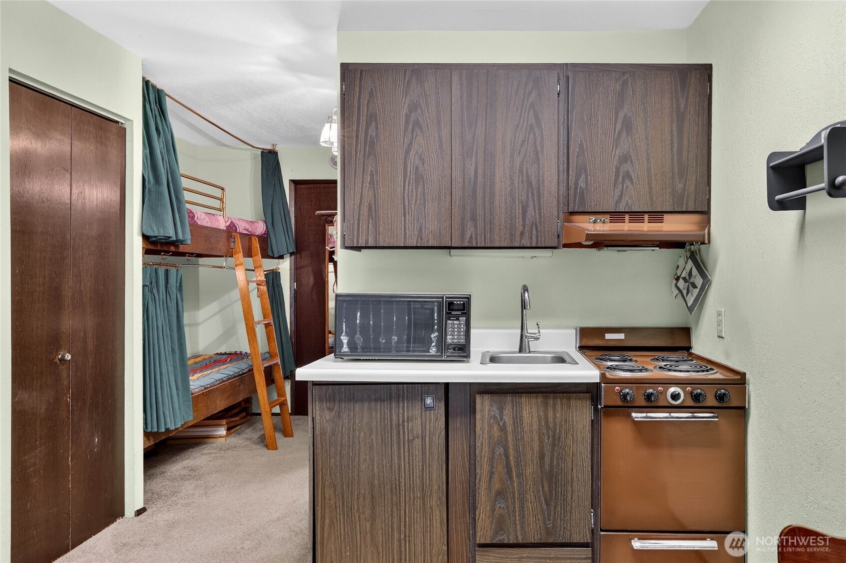 74 Erste Street 1209 Property Photo 12