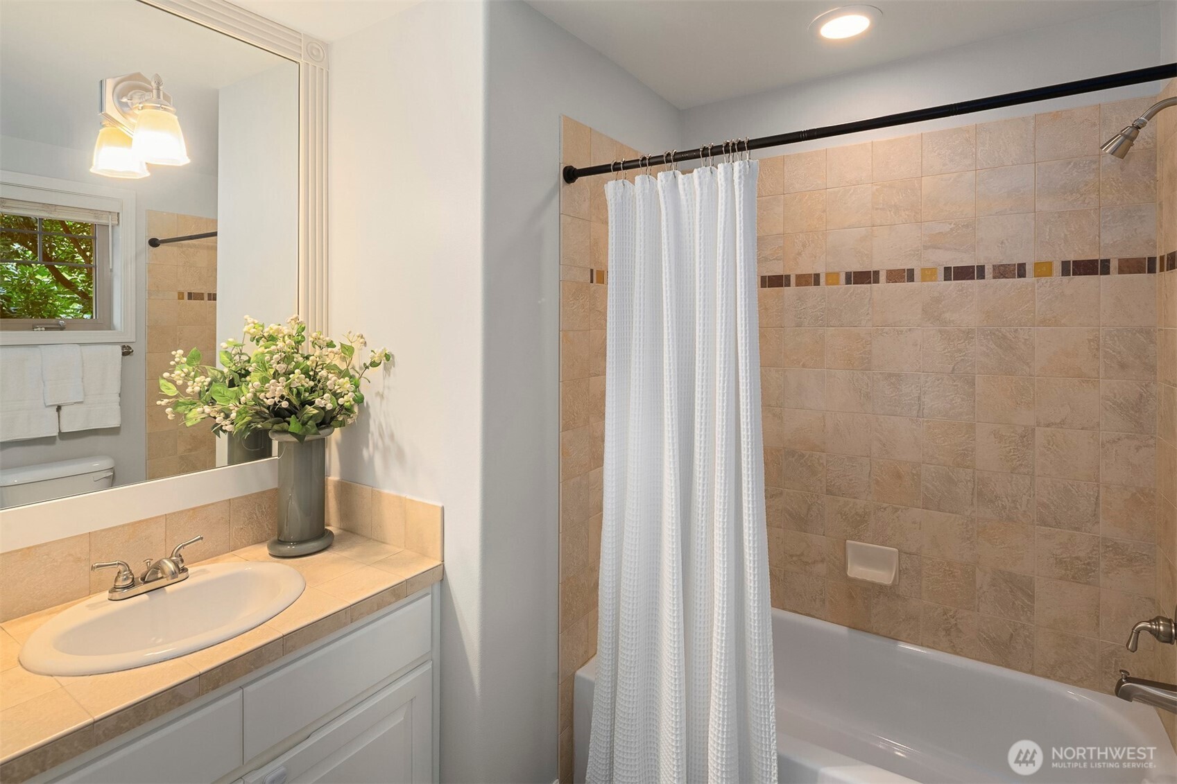 2112 Warren Avenue B Property Photo 25