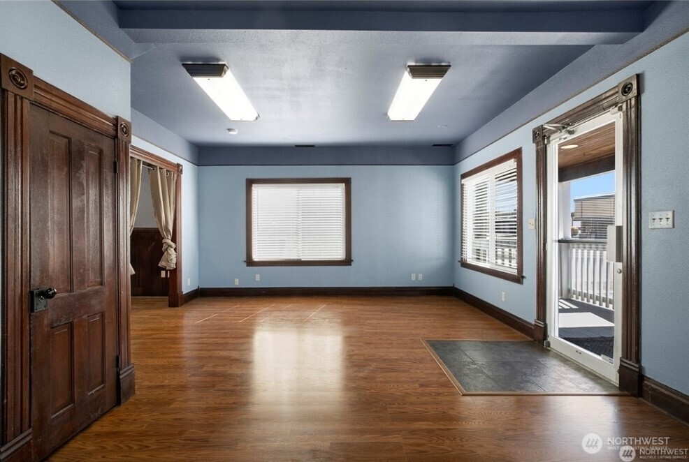 623 W Market Street Property Photo 3