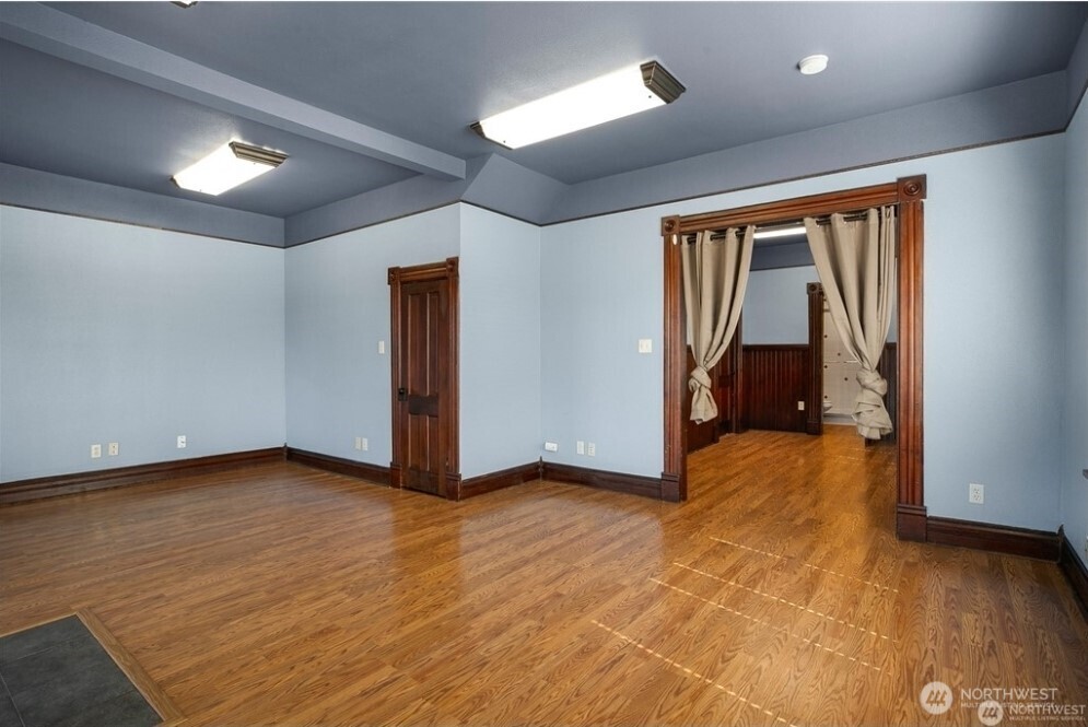 623 W Market Street Property Photo 4