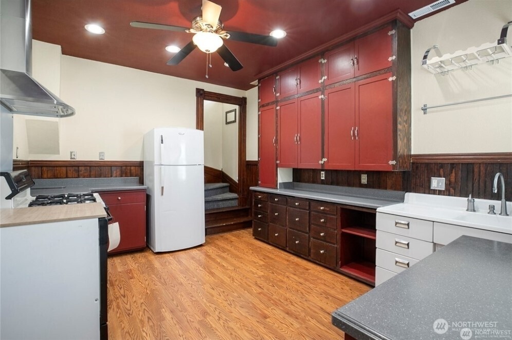 623 W Market Street Property Photo 5