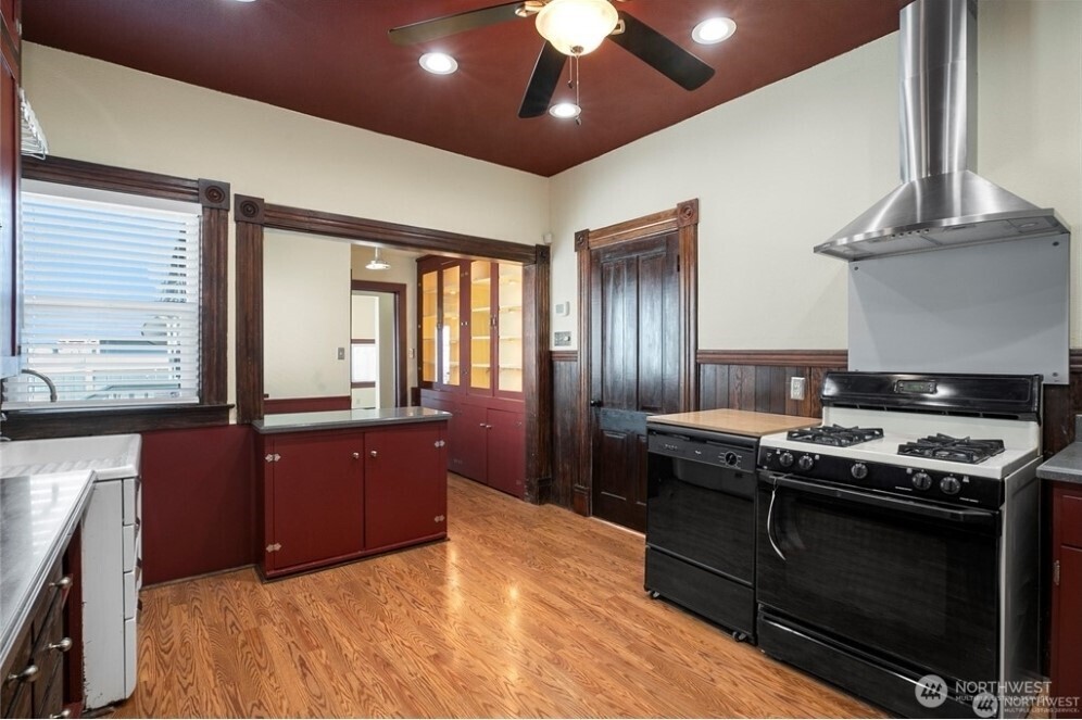 623 W Market Street Property Photo 6