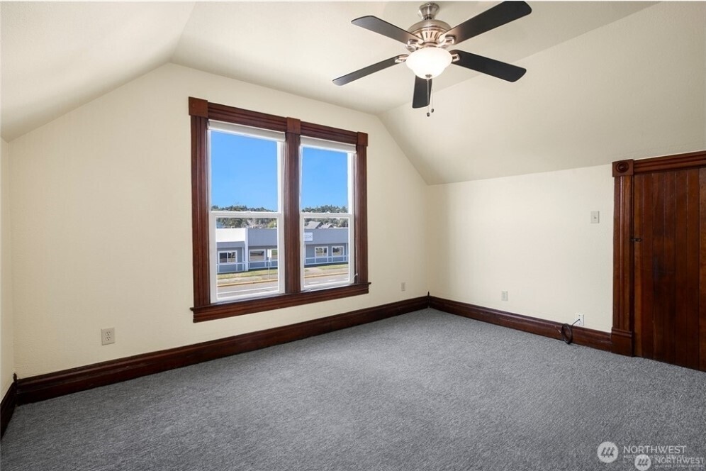 623 W Market Street Property Photo 12