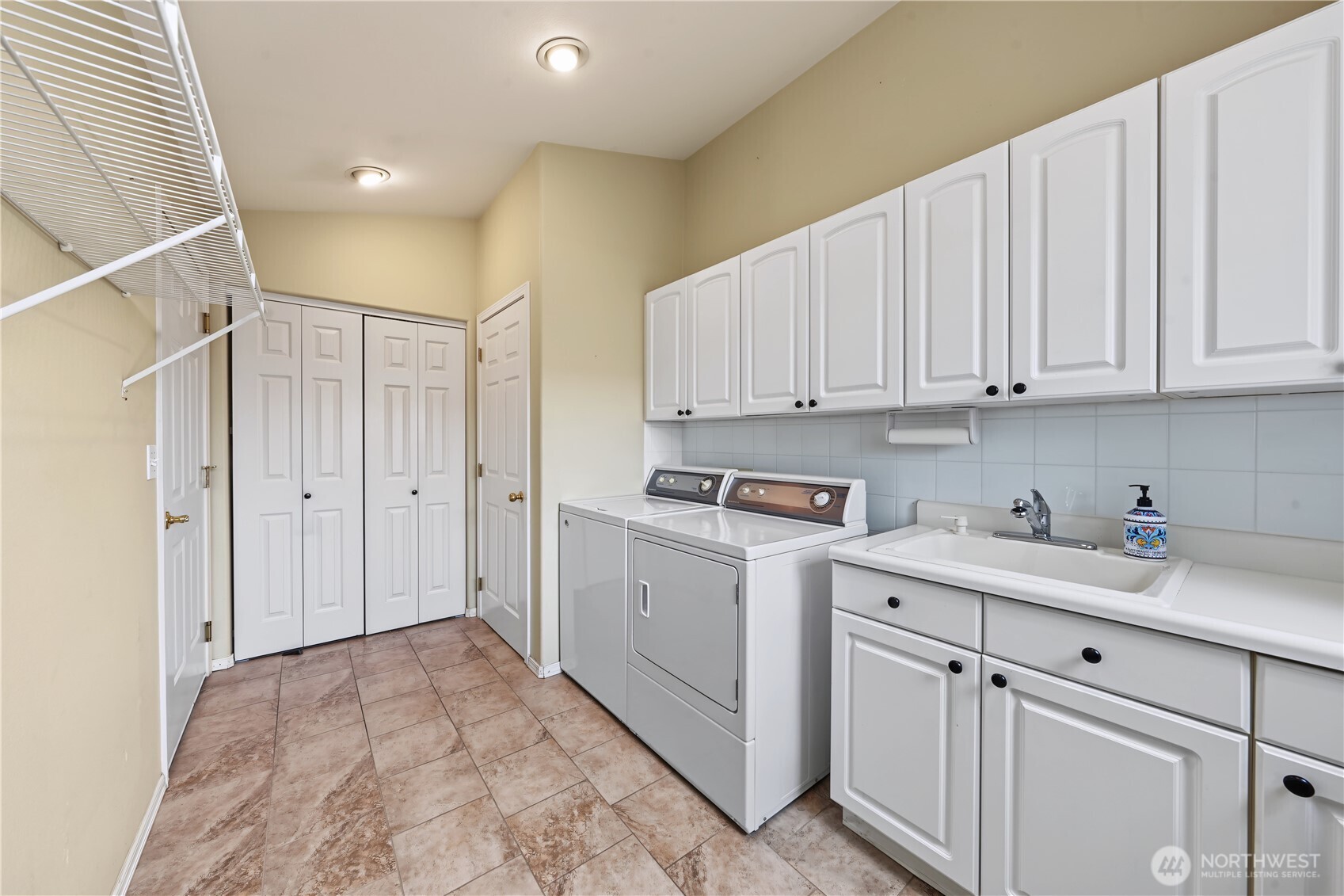 1716 Windsor Court Property Photo 17