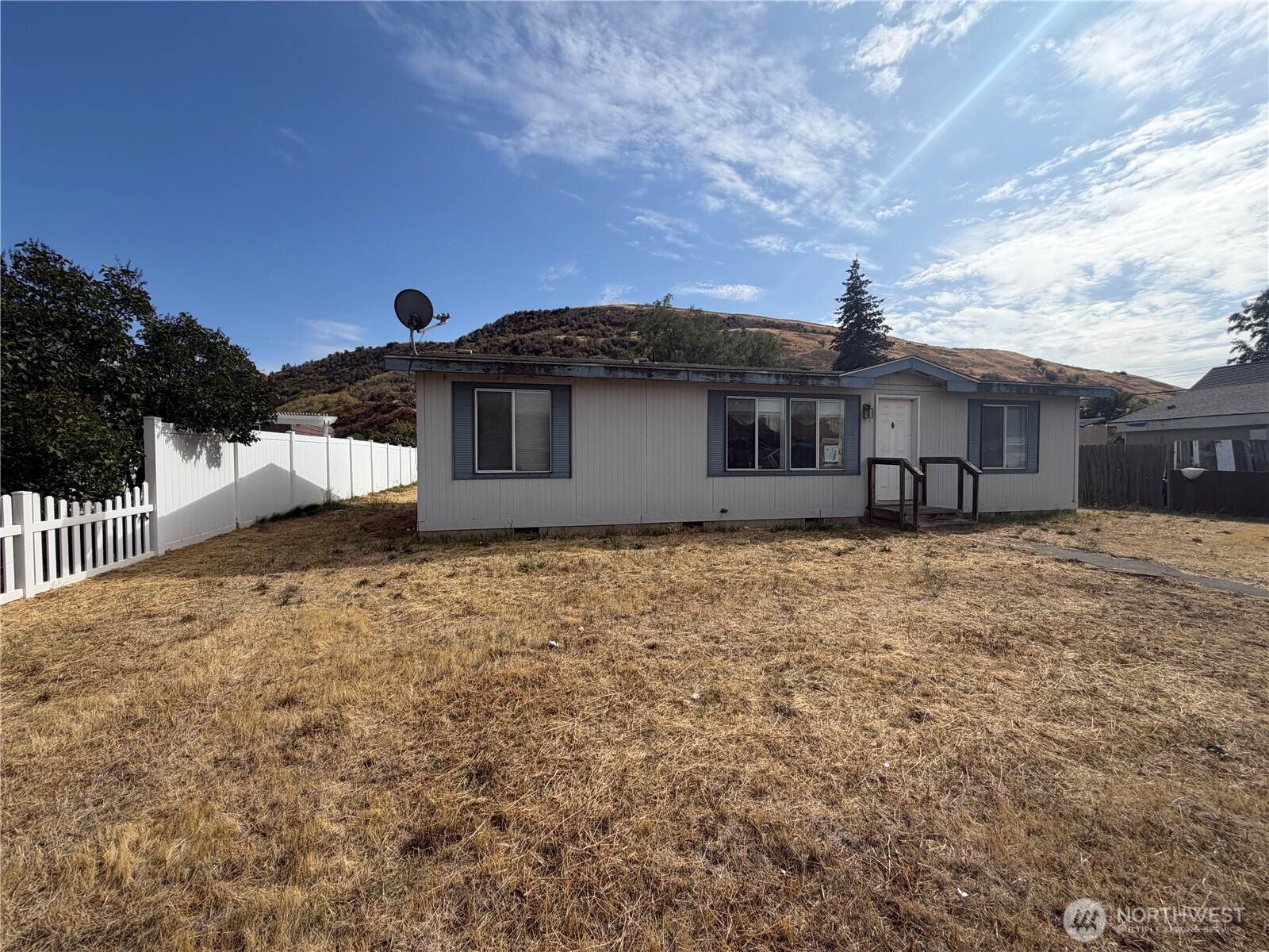 405 1/2 W Clay Street Property Photo 1
