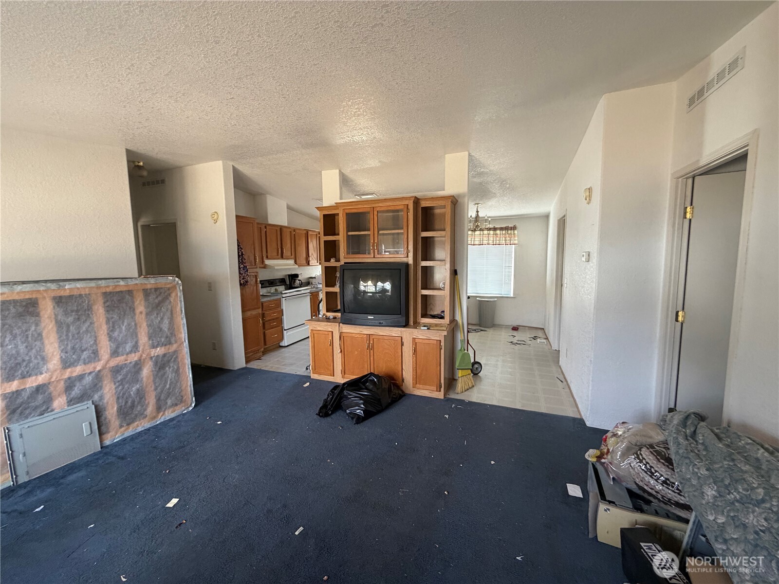 405 1/2 W Clay Street Property Photo 3