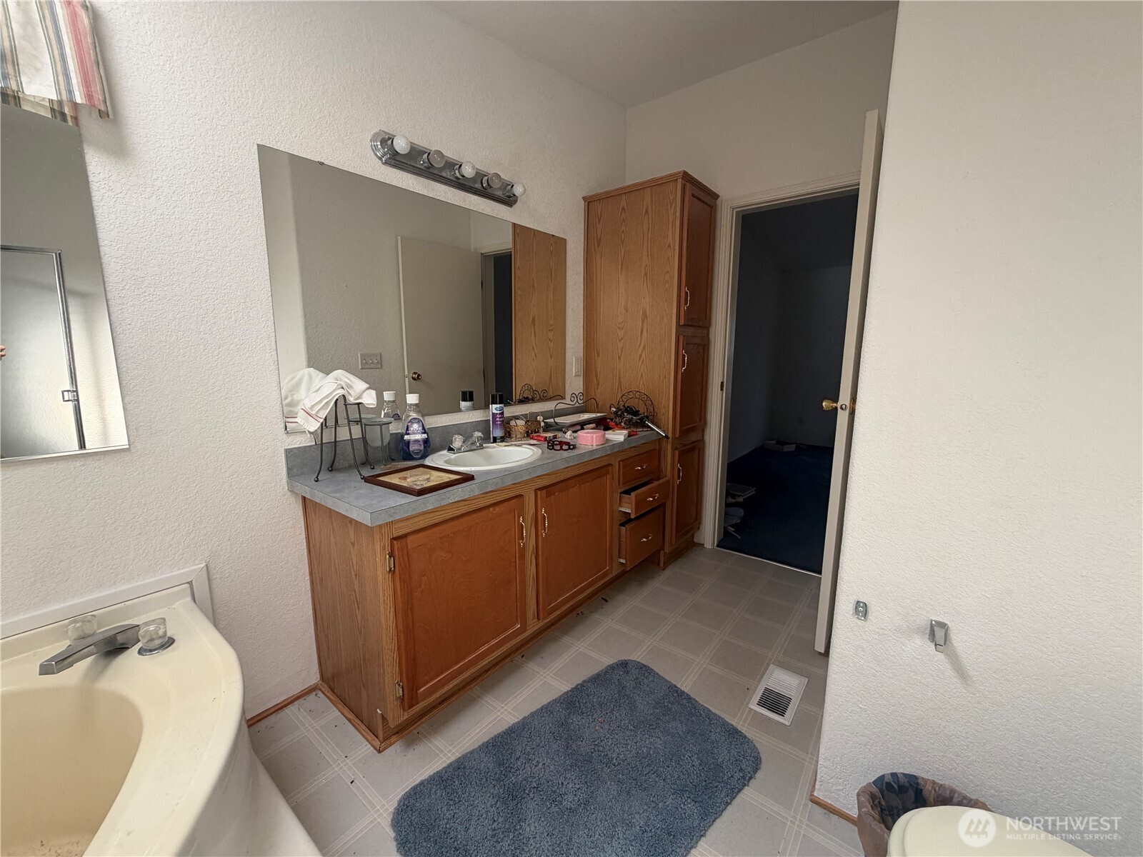 405 1/2 W Clay Street Property Photo 7