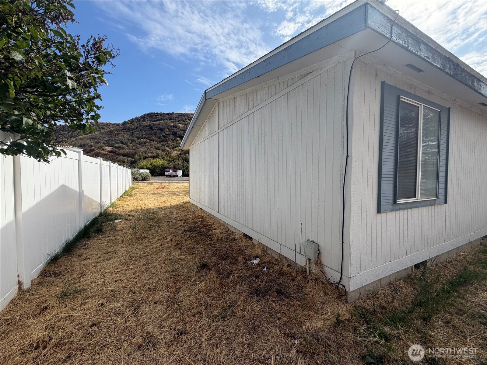 405 1/2 W Clay Street Property Photo 12