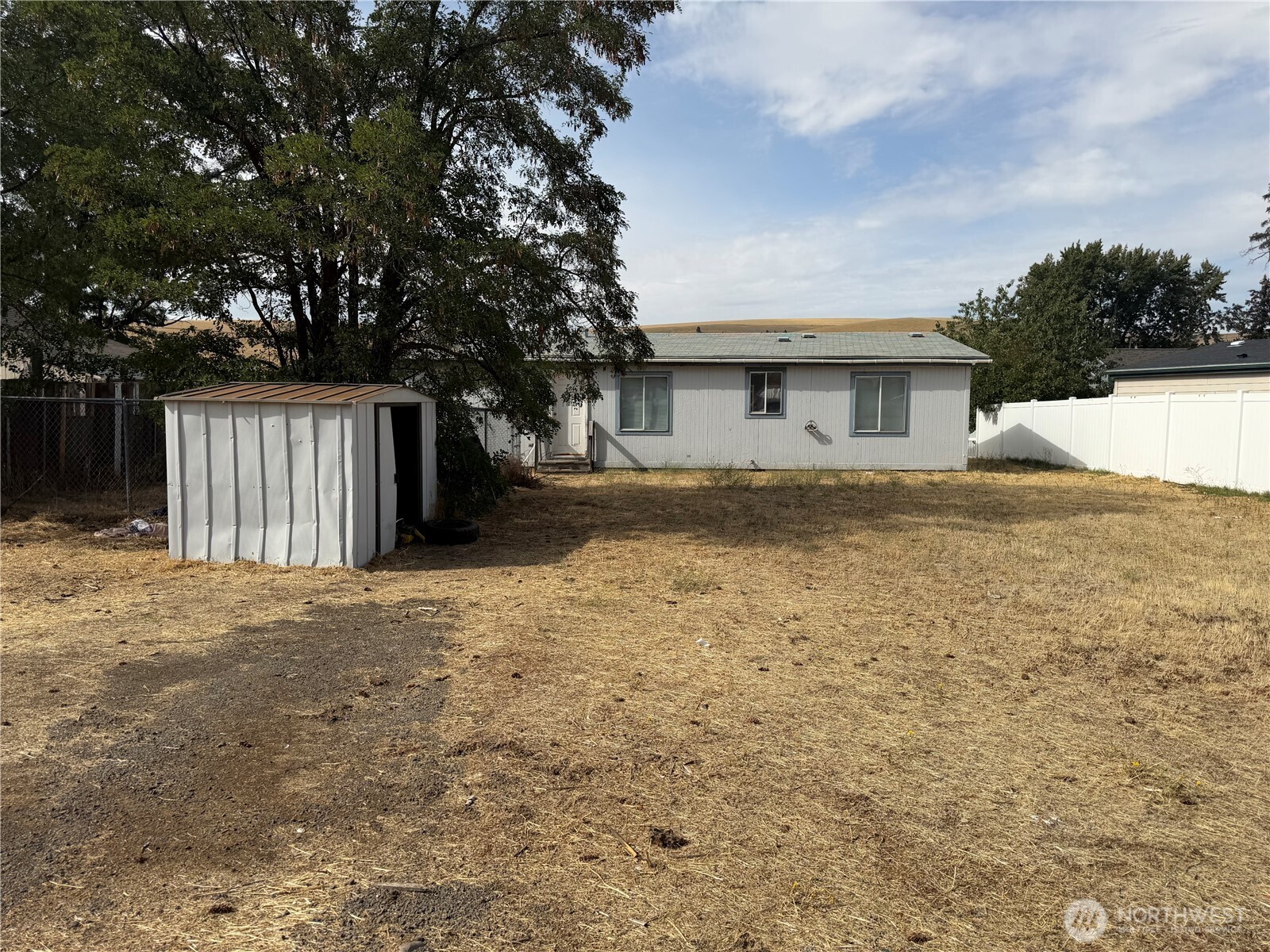 405 1/2 W Clay Street Property Photo 13