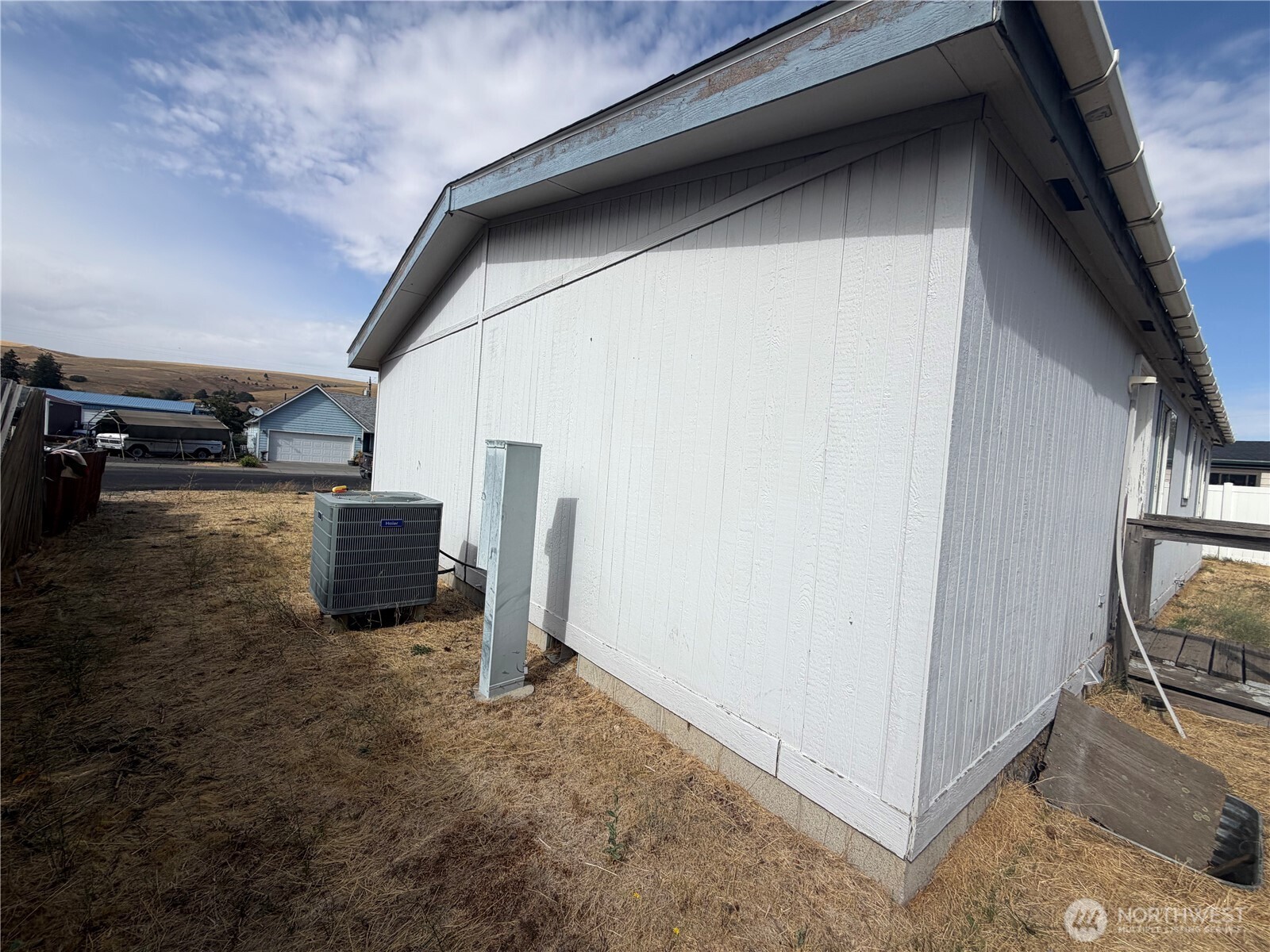 405 1/2 W Clay Street Property Photo 14