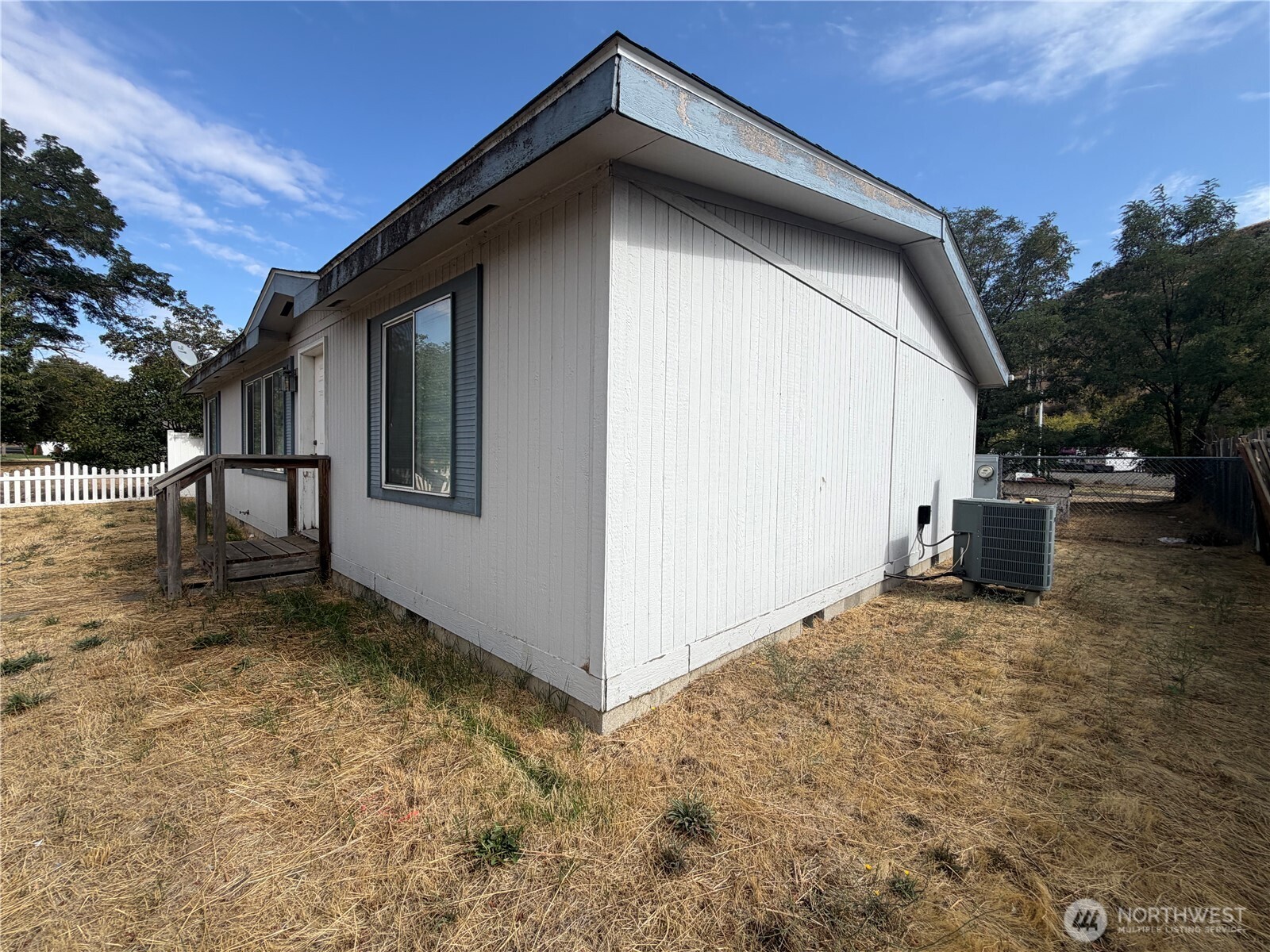 405 1/2 W Clay Street Property Photo 15