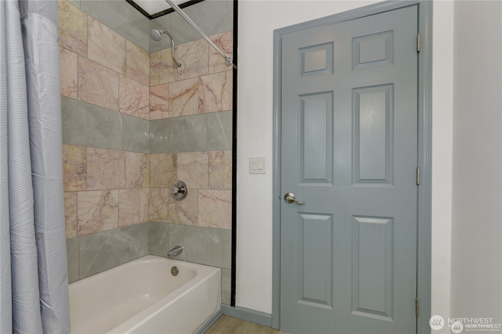 621 W 2nd Street Property Photo 6