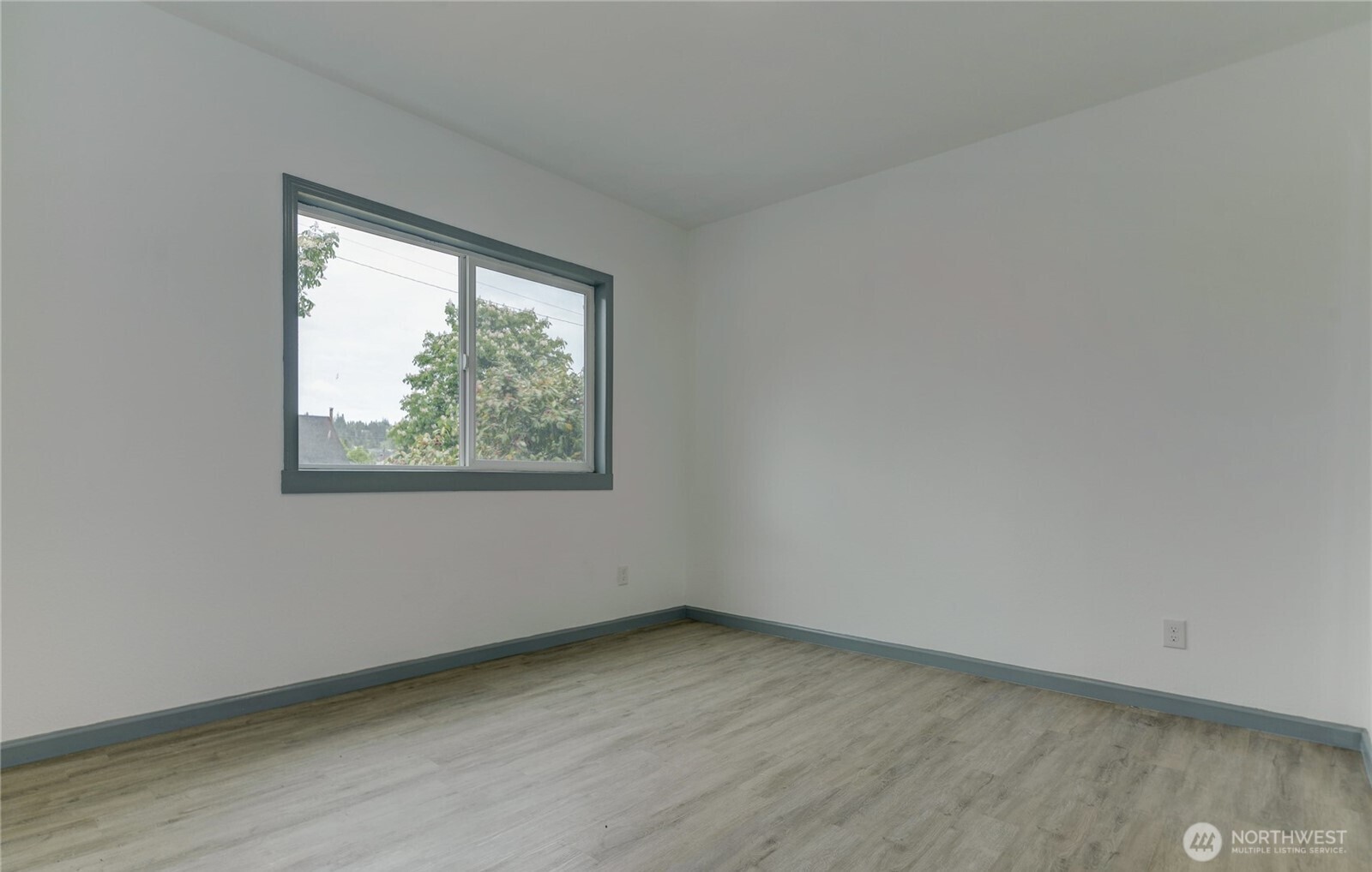 621 W 2nd Street Property Photo 9