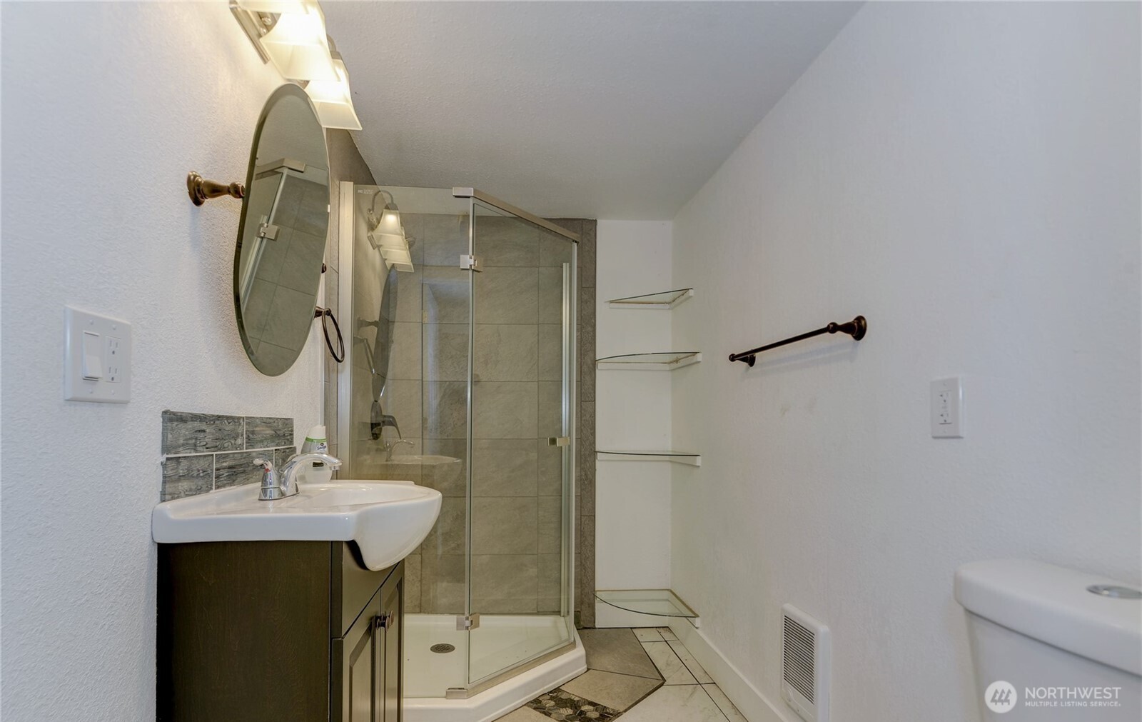 621 W 2nd Street Property Photo 16