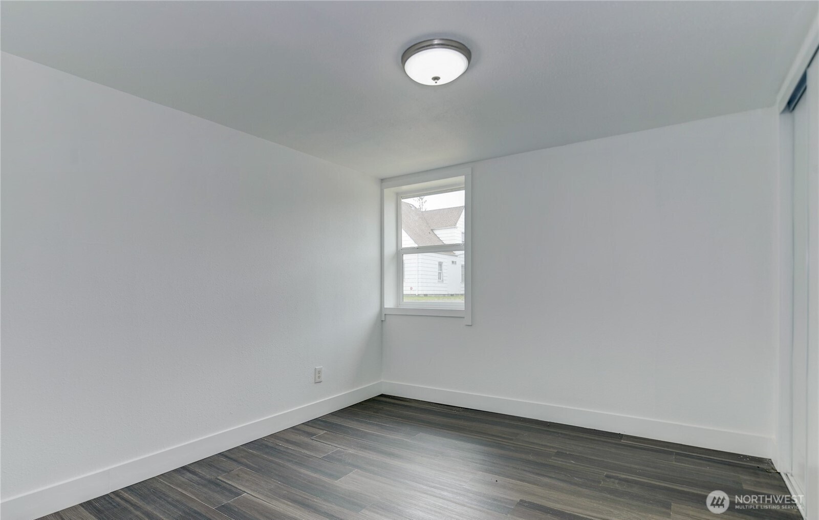 621 W 2nd Street Property Photo 17