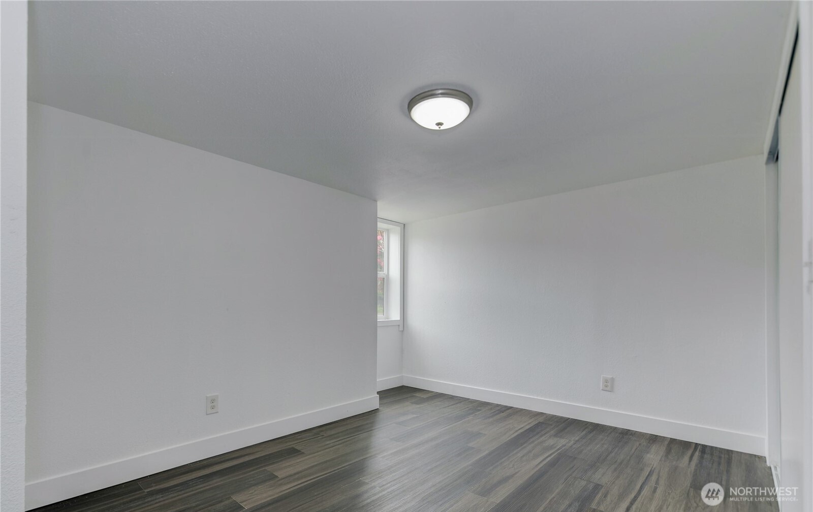 621 W 2nd Street Property Photo 18