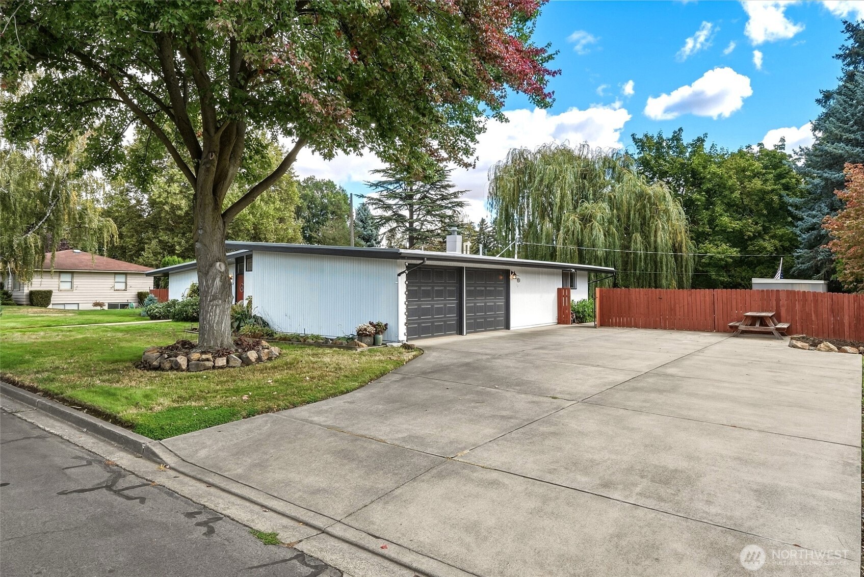 1719 Center Street Property Photo 4